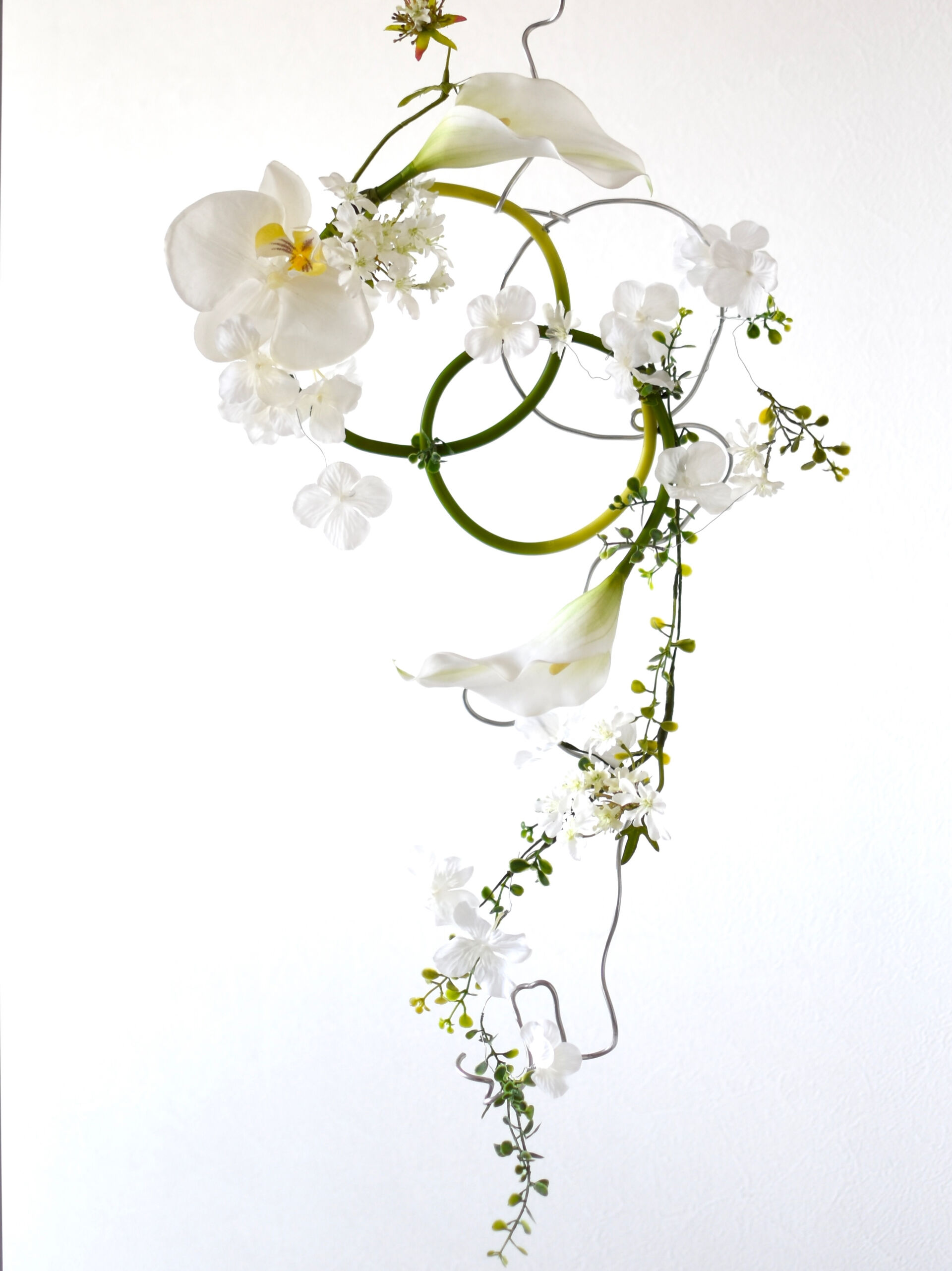 AIの花嫁さんにシーズナル新作「揺れるリース」を持ってもらい
